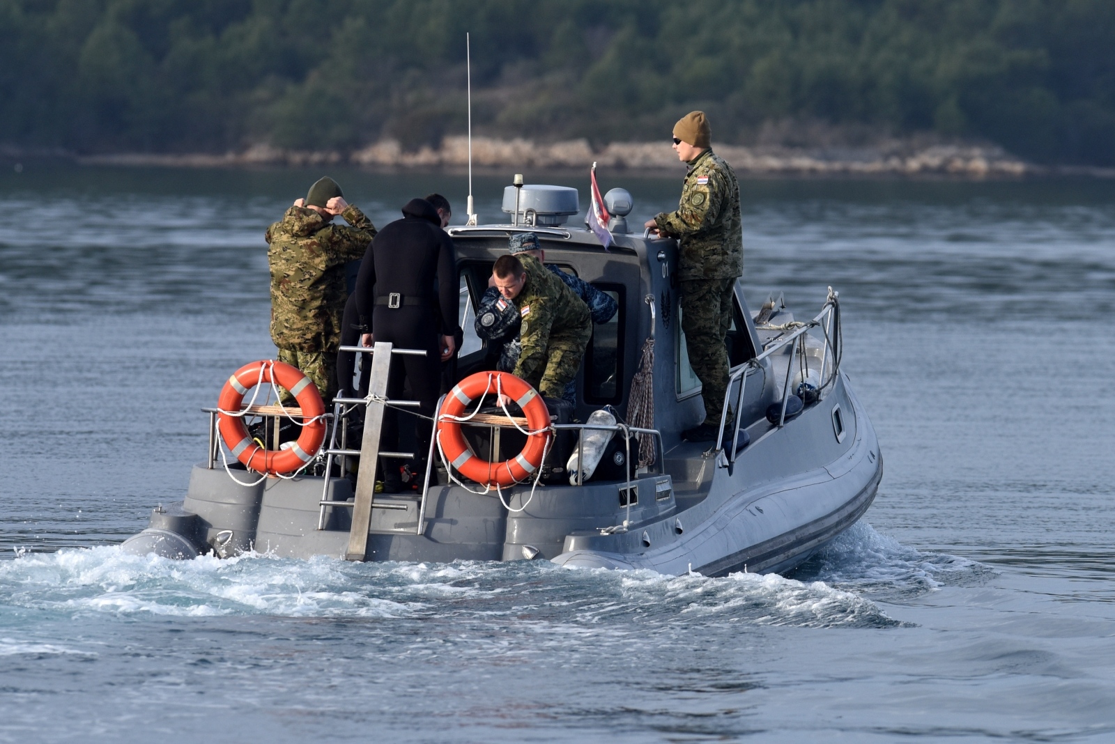 29.01.2020., Zablace - Tijekom jutra vojni ronioci pretrazuju podrucje gdje se srusio helikopter izmedju Zablaca i Zlarina te iz mora vade manje dijelove helikoptera. Photo: Hrvoje Jelavic/PIXSELL