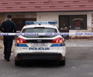 29.01.2021., Zlatar - Policijski ocevid u dvoristu zgrade u kojoj se nalazi Caprone gym fitness centar na adresi Zagrebacka ulica 14. U spoj zgrade i krova s dvorisne strane ispaljen je projektil iz zolje.
Photo: Davor Puklavec/PIXSELL