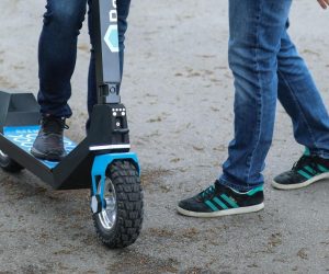 29.04.2021., Zagreb - Tvrtka IDDI na celu s direktorom  Ivanom Simatovicem te njegovi kolege  predstavili su prvi hrvatski elektricni romobil. Projekt Rolla, paket koji cine prvi hrvatski elektricni romobil, pripadajuca mobilna aplikacija i punionica, a sve je, isticu, proizvedeno u Hrvatskoj.

Photo: Robert Anic/PIXSELL