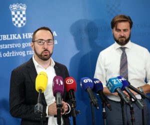 29.09.2021, Zagreb - Gradonacelnik Zagreba Tomislav Tomasevic i ministar gospodarstva i odrzivog razvoja Tomislav Coric dali su izjavu medijima nakon sastanka u Ministarstvu gospodarstva i odrzivog razvoja u Ulici grada Vukovara. Photo: Marin Tironi/PIXSELL