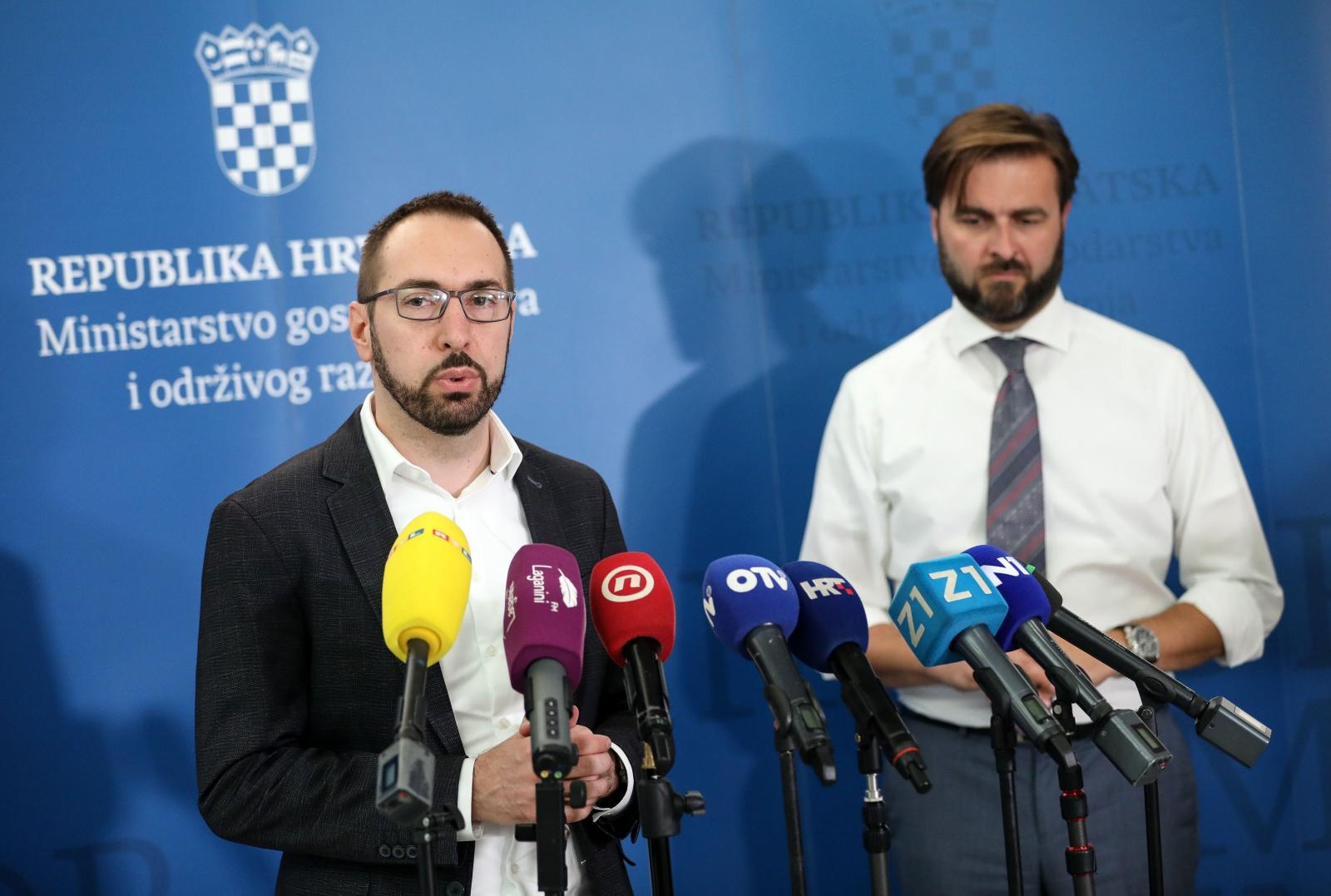29.09.2021, Zagreb - Gradonacelnik Zagreba Tomislav Tomasevic i ministar gospodarstva i odrzivog razvoja Tomislav Coric dali su izjavu medijima nakon sastanka u Ministarstvu gospodarstva i odrzivog razvoja u Ulici grada Vukovara. Photo: Marin Tironi/PIXSELL