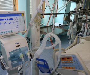 30.10.2015. Rijeka - Ministar zdravja Sinisa Varga posjetio je KBC Rijeka gdje je na Klinickom zavodu za anesteziologiju i intenzivno lijecenje prisustvovao pustanju u rad dva od ukupno osam pristiglih respiratora. Svecanosti su nazocili: sanacijski upravitelj dr Davor Stimac, predstojnik klinike za anesteziologiju i intenzivno lijecenje dr Alen Protic, zamjenik gradonacelnika Marko Filipovic, zamjenica zupana Marina Medaric. Nabavku respiratora financiralo je Ministarstvo zdravlja iznosom od 1.350.000,00 kuna.
Photo: Goran Kovacic/PIXSELL