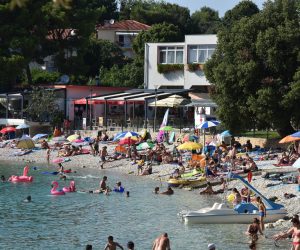 31.07.2019., Banjole - Prepune plaze u Banjolama,turisti uzivaju u kupanju i suncanju. Photo: Dusko Marusic/PIXSELL