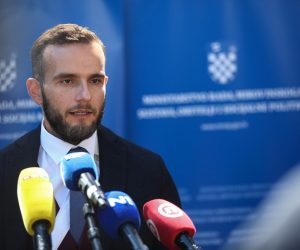 31.08.2021., Zagreb - U hotelu International uruceno je 28 ugovora u vrijednosti vise od 22,5 milijuna kuna predstavnicima zupanija i gradova u okviru poziva "Osiguranje skolske prehrane za djecu u riziku od siromastva" financiranih iz Fonda europske pomoci za najpotrebitije (FEAD). ministar rada, mirovinskoga sustava, obitelji i socijalne politike Josip Aladrovic Photo: Zeljko Hladika/PIXSELL