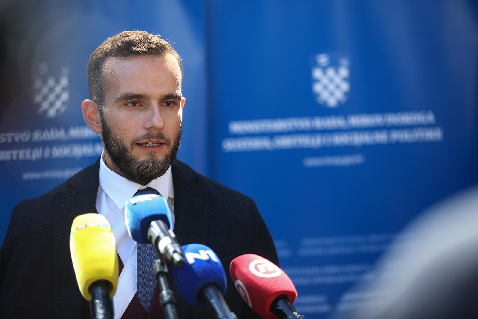 31.08.2021., Zagreb - U hotelu International uruceno je 28 ugovora u vrijednosti vise od 22,5 milijuna kuna predstavnicima zupanija i gradova u okviru poziva "Osiguranje skolske prehrane za djecu u riziku od siromastva" financiranih iz Fonda europske pomoci za najpotrebitije (FEAD). ministar rada, mirovinskoga sustava, obitelji i socijalne politike Josip Aladrovic Photo: Zeljko Hladika/PIXSELL