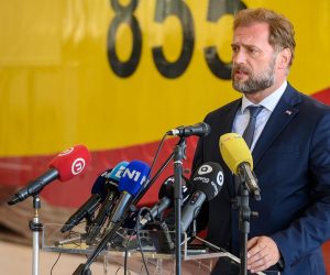 19.08.2021., Zemunik - Predsjednik Vlade Andrej Plenkovic sa suradnicima posjetio je Protupozarnu eskadrilu HRZ-a na Zemuniku. Mario Banozic, ministar obrane. 
Photo: Dino Stanin/PIXSELL