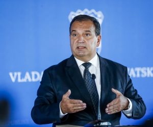 23.09.2021., Zagreb - U zgradi NSK-a odrzana 77. redovita sjednica Vlade RH. Prije sjednice vlade ministar zdravstva Vili Beros dao je izjavu okupljenim novinarima.
Photo: Slavko Midzor/PIXSELL