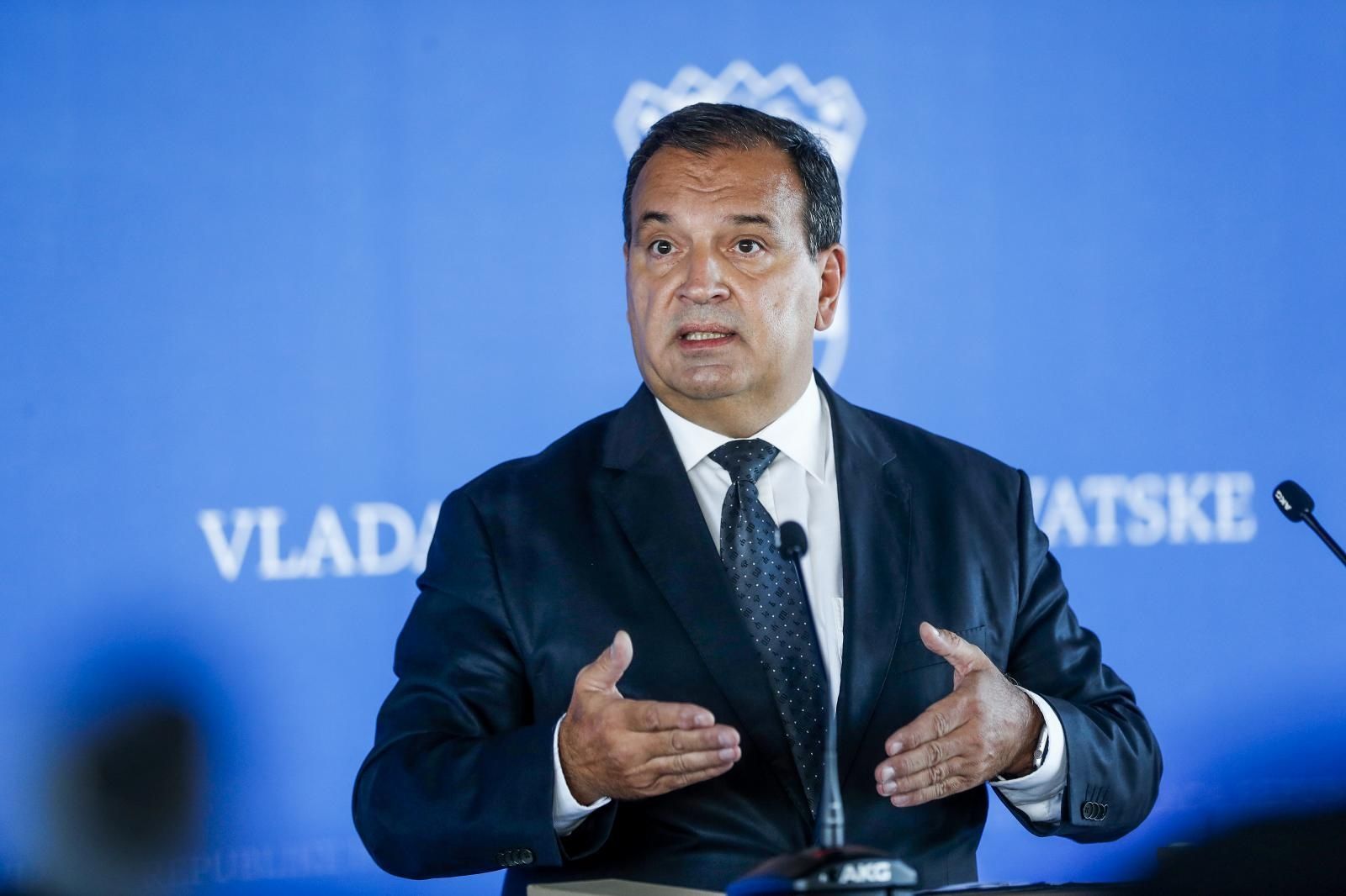 23.09.2021., Zagreb - U zgradi NSK-a odrzana 77. redovita sjednica Vlade RH. Prije sjednice vlade ministar zdravstva Vili Beros dao je izjavu okupljenim novinarima.
Photo: Slavko Midzor/PIXSELL