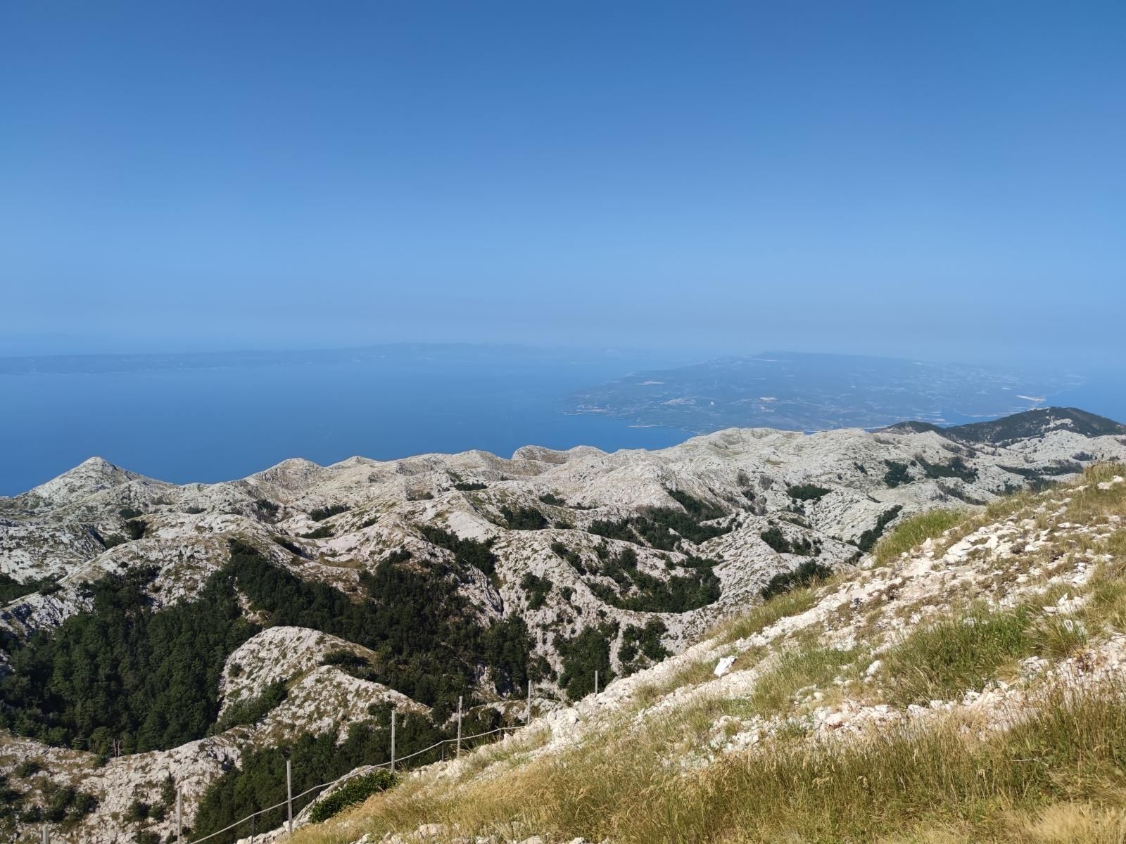 31.07.2021. Biokovo - Tradicionalna sveta misa na Biokovu koja se odrzava svake godine zadnju subotu u srpnju u spomen Sv. Juri, cije ime nosi najvisi vrh Biokova, privukla je hodocasnike planinare, bicikliste i one u autima.

 Photo: Slaven Branislav Babic/PIXSELL