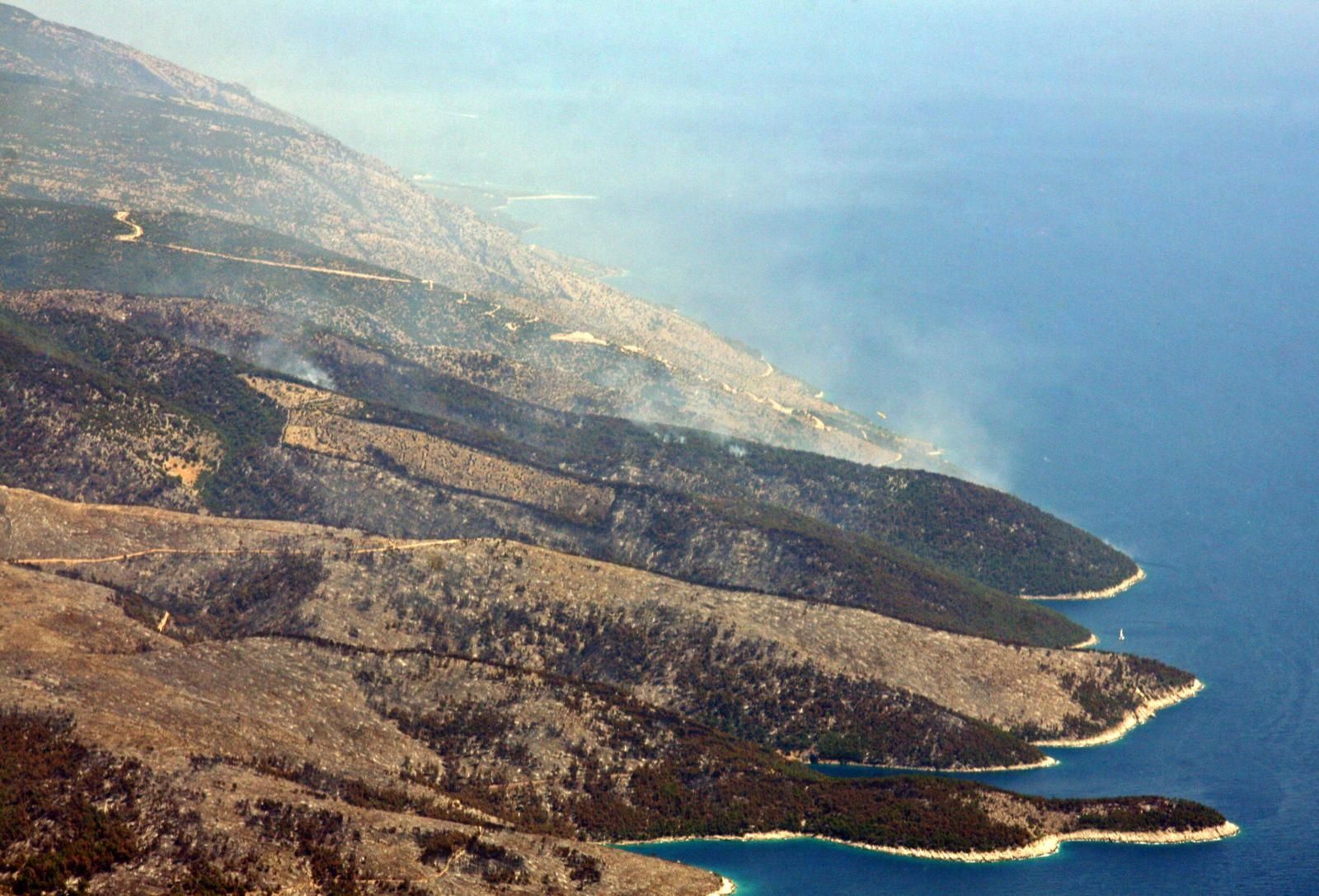 16.07.2011., Brac - Fotografije iz zraka pokazuju da je jedan od najvecih pozara u posljednje tri godine "izbrisao" cijelu zapadnu stranu otoka, ostavljajuci iza sebe pustos, dim i ostatke nekoc mocne sume. 
Photo: Ivana Ivanovic/PIXSELL