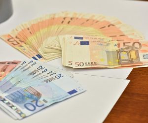 04.09.2015., Zadar - Nacelnik PU Zadarske na izvanrednoj konferenciji za medije prezentirao je uspjesno okoncanu akciju zapljene preko kilograma cistog kokaina. Droga je pronadjena u vozilu njemackih registarskih oznaka na odmoristu Nadin na autocesti A1. Osim kokaina kod vozaca je pronadjeno oko 10.000 eura. 
Photo: Dino Stanin/PIXSELL