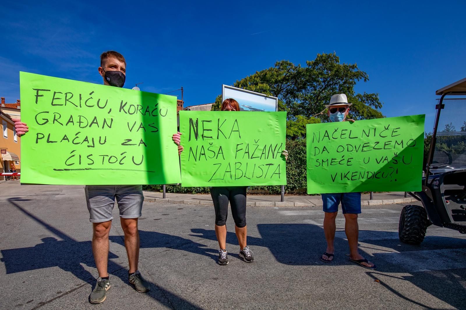 11.09.2021., Fazana - Nezadovoljna skupina gradjana s opcinskim komunalcem Fazane dovezla je smece isprred zgrade opcine.
Photo: Srecko Niketic/PIXSELL
