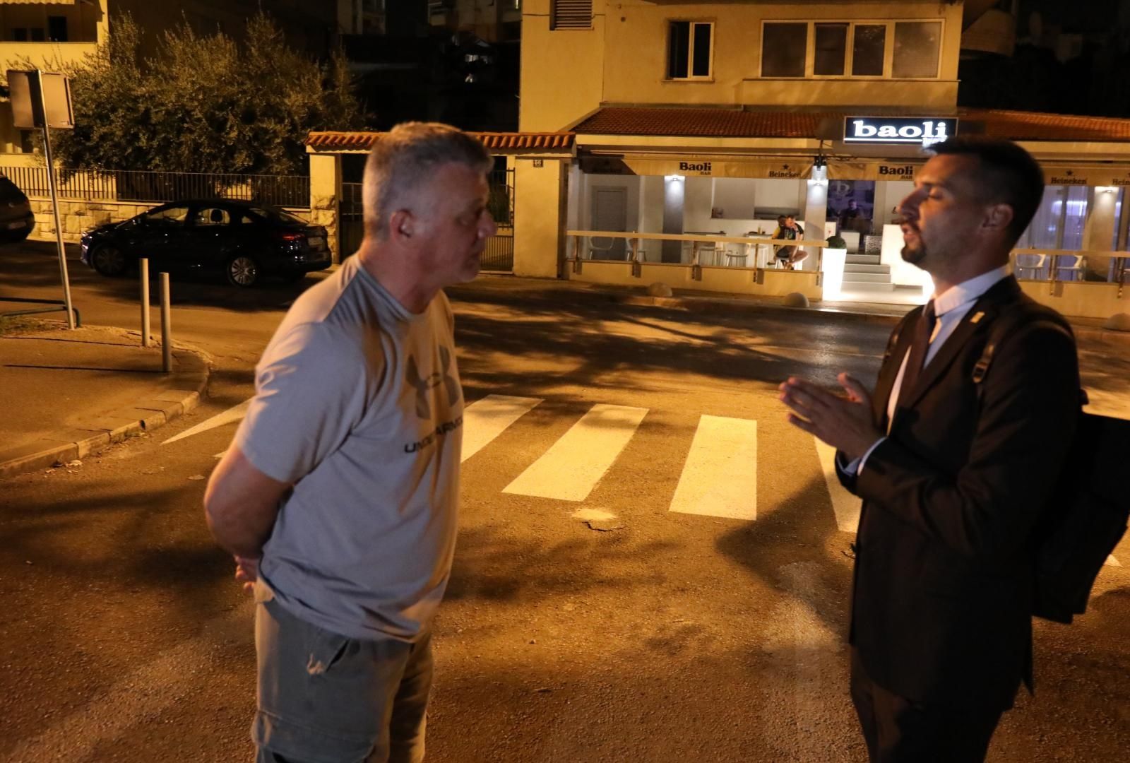 08.09.2021.,Split-  U Splitu je doslo  do sukoba zbog parkinga u osjeckoj ulici na Gripama na parkingu koji koristi Kerumov partner Tonci Omrcen.
 Pozvana je i policija koja je stigla na intervenciju s nekoliko vozila.Grad Split je uklonio stupice na parkingu koji koristi firma Toncija Omrcena, poduzetnika bliskog Zeljku Kerumu. On je takodjer prisutan na mjestu dogadjaja te se verbalno obracunao s Bojanom Ivosevicem.
Photo:Ivo Cagalj/PIXSELL