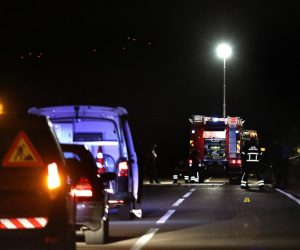 04.09.2021.,Sibenik-Na cesti prema sibenskom naselju i kupalistu Jadrija u jednom vozilo koje se prevrnulo na krov i zapalilo smrtno je stradala jedna muska osoba.Promet je zatvoren, a ocevid je u tijeku.
Photo: Dusko Jaramaz/PIXSELL