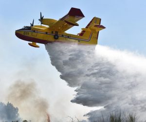 Između Srime i Vodica planuo požar, vatrogascima pomaže kanader i air tractor 01.04.2019., Vodice - Zbog velikog pozara na podrucju Vodica koji uz kopnene snage gase i kanader te air tractor zatvorena je Jadranska magistrala. Photo: Hrvoje Jelavic/PIXSELL