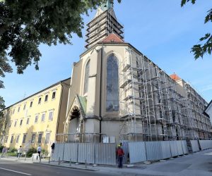 09.09.2021., Zagreb - Radnici postavljaju skelu oko crkve svetog Franje na Kaptolu i uz radove u unutrasnjosti zapocinju i vanjske radove. 
Photo: Patrik Macek/PIXSELL