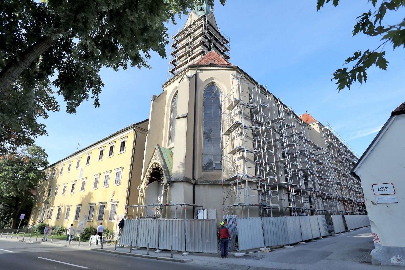 09.09.2021., Zagreb - Radnici postavljaju skelu oko crkve svetog Franje na Kaptolu i uz radove u unutrasnjosti zapocinju i vanjske radove. 
Photo: Patrik Macek/PIXSELL