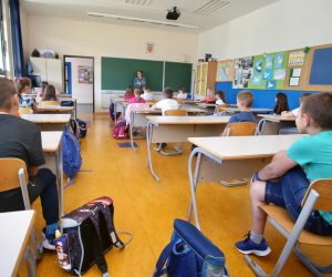 25.05.2020., Solin - Ucenici nizih razreda osnovne skole "Kraljice Jelene" s veseljem su docekali povratak u skolske klupe. Uz posebne uvjete nastavi se odazvao velik broj ucenika. Ucenici drugog rareda u skolskim klupama. Photo: Ivo Cagalj/PIXSELL