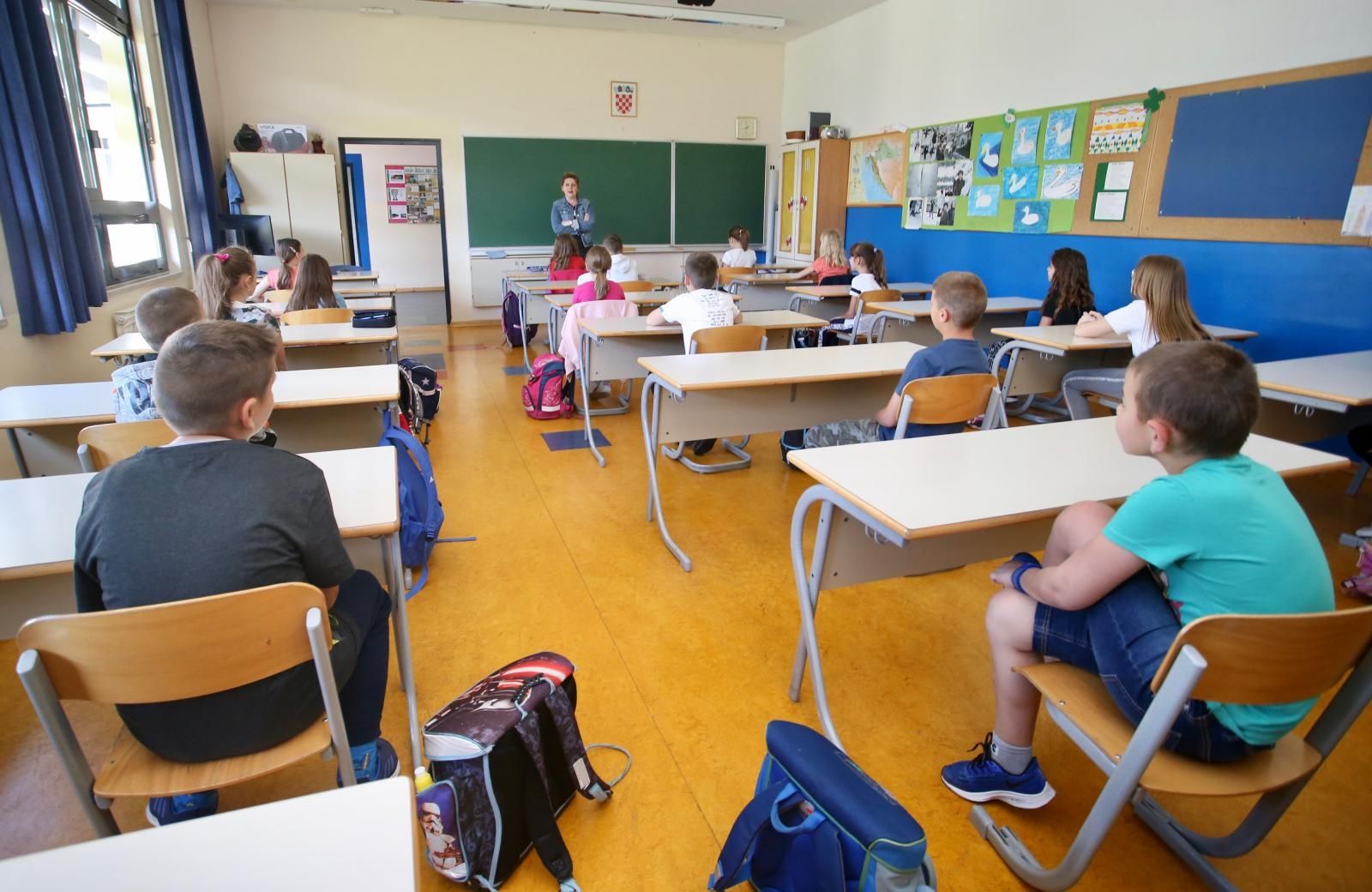 25.05.2020., Solin - Ucenici nizih razreda osnovne skole "Kraljice Jelene" s veseljem su docekali povratak u skolske klupe. Uz posebne uvjete nastavi se odazvao velik broj ucenika. Ucenici drugog rareda u skolskim klupama. Photo: Ivo Cagalj/PIXSELL