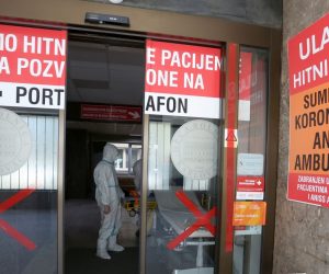 09.04.2021., Karlovac - Zbog povecanog broja oboljelih od covida-19 i transporta pacijenata  do bolnice djelatnicima karlovacke Hitne pomoci opseg posla u protekla dva tjedna povecan je za cak 80 posto. Hitna pomoc svakodnevno prevozi brojne pacijente sa teskim simptomima covida-19, upale pluca, teskim disanjem u bolnicu. U transportu tesko oboljeli dobiju kisik kako bi im se olaksao put do bolnice. Photo: Kristina Stedul Fabac/PIXSELL
