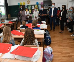 06.09.2021., Grubisno Polje - Skolarci su se vratili u skolske klupe, a prvi dan nastave u novoj skolskoj godini poceo je pod epidemioloskim uvjetima. Kod osnovaca ucenici razredne nastave ne moraju nositi maske dok visi razredi i srednjoskolci moraju, a prvasici nisu obvezni imati maske, no mogu ih nositi.  Zupan Marko Marusic sa suradnicima posjetito je Osnovnu skolu Ivana Nepomuka Jemersica u Grubisnom Polju i tom prilikom obisao i pozdravio ucenike prvih razreda.  
Photo:Damir Spehar/PIXSELL