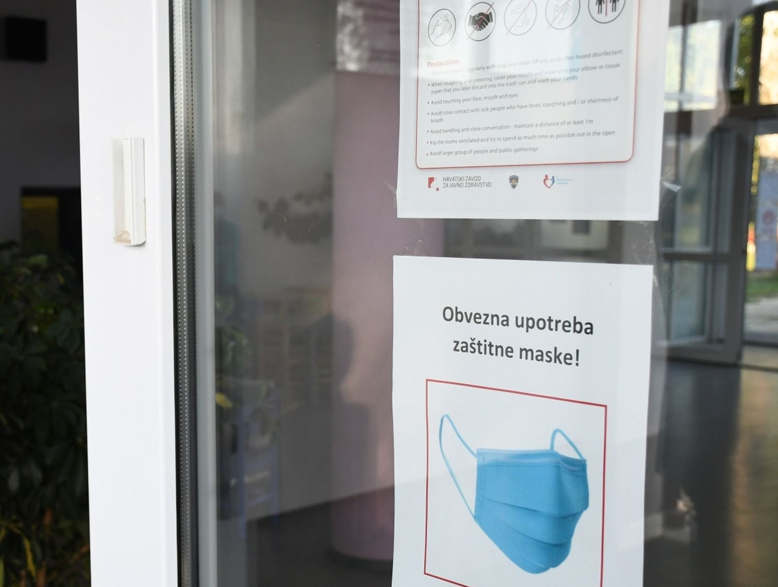 06.09.2021., Grubisno Polje - Skolarci su se vratili u skolske klupe, a prvi dan nastave u novoj skolskoj godini poceo je pod epidemioloskim uvjetima. Kod osnovaca ucenici razredne nastave ne moraju nositi maske dok visi razredi i srednjoskolci moraju, a prvasici nisu obvezni imati maske, no mogu ih nositi.  Zupan Marko Marusic sa suradnicima posjetito je Osnovnu skolu Ivana Nepomuka Jemersica u Grubisnom Polju i tom prilikom obisao i pozdravio ucenike prvih razreda.  
Photo:Damir Spehar/PIXSELL