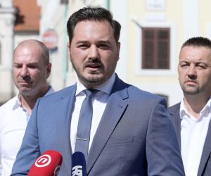 26.08.2021., Zagreb - Ispred Trga svetog Marka odrzana je konferencija za medije Hrvatskih suverenista na kojoj su o prikljucenju Neovisnih za Hrvatsku referendumskoj inicijativi
Zastitimo hrvatsku kunu govorili Marko Milanovic Litre, Marijan Pavlicek, Kresimir Kartelo i Davorin Karacic.
Photo: Patrik Macek/PIXSELL
