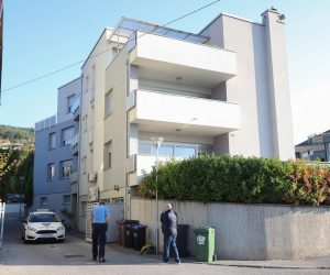 25.09.2021., Zagreb - Policija obavlja ocevid ispred zgrade u Mlinovima, u kojoj je nocas ubijeno troje ljudi. Photo: Marko Prpic/PIXSELL