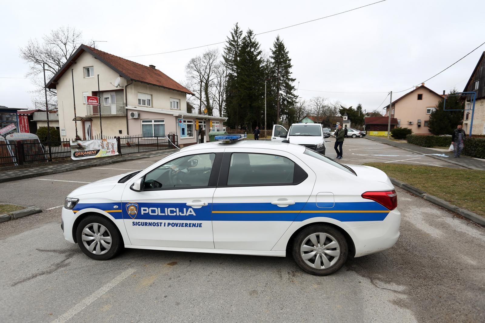 05.03.2019., Pisarovina - U sredistu Pisarovine nepoznati pocinitelji tijekom noci razvalili su bankomat Privredne bake Zagreb. Policijski ocevid na mjestu provale.
Photo: Kristina Stedul Fabac/PIXSELL