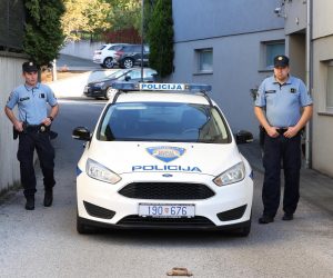 25.09.2021., Zagreb - Policija obavlja ocevid ispred zgrade u Mlinovima, u kojoj je nocas ubijeno troje ljudi. Photo: Marko Prpic/PIXSELL