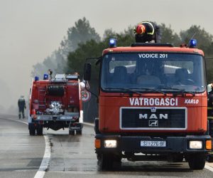Između Srime i Vodica planuo požar, vatrogascima pomaže kanader i air tractor 01.04.2019., Vodice - Zbog velikog pozara na podrucju Vodica koji uz kopnene snage gase i kanader te air tractor zatvorena je Jadranska magistrala. Photo: Hrvoje Jelavic/PIXSELL