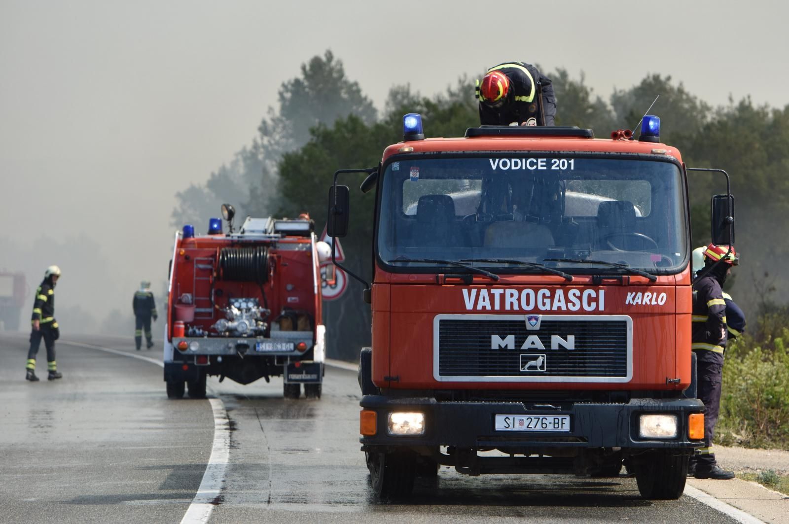 Između Srime i Vodica planuo požar, vatrogascima pomaže kanader i air tractor 01.04.2019., Vodice - Zbog velikog pozara na podrucju Vodica koji uz kopnene snage gase i kanader te air tractor zatvorena je Jadranska magistrala. Photo: Hrvoje Jelavic/PIXSELL