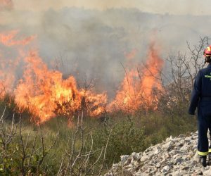 17.03.2017., Vodice - Veliki pozar na podrucju Srime kod Vodica uz kopnene snage gase i kanaderi. Jadranska magistrala je zbog pozara zatvorena.
Photo: Hrvoje Jelavic/PIXSELL