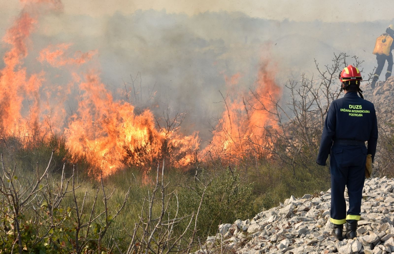 17.03.2017., Vodice - Veliki pozar na podrucju Srime kod Vodica uz kopnene snage gase i kanaderi. Jadranska magistrala je zbog pozara zatvorena.
Photo: Hrvoje Jelavic/PIXSELL