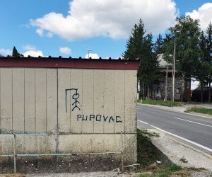 Gospiæ, 3.9.2021.- U Gospiæu je u petak bio nacrtan grafit, koji je poslije netko prebojio, s objeenim ljudskih likom ispod kojeg je pisalo Pupovac, to je lièko-senjski upan Ernest Petry (HDZ) osudio i ocijenio govorom mrnje, a gradonaèelnik  Karlo Starèeviæ (HSP) je rekao kako ne vidi razlog za osudu. 
foto HINA/ SNV/ ua