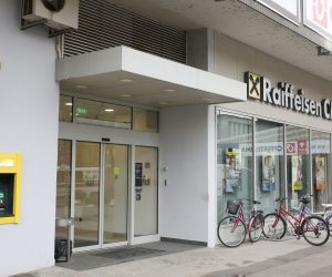 Raiffeisen BANK 27.11.2018., Karlovac - Poslovnica Raiffeisen banke u sklopu Robne kuce Karlovcanka.
Photo: Kristina Stedul Fabac/PIXSELL