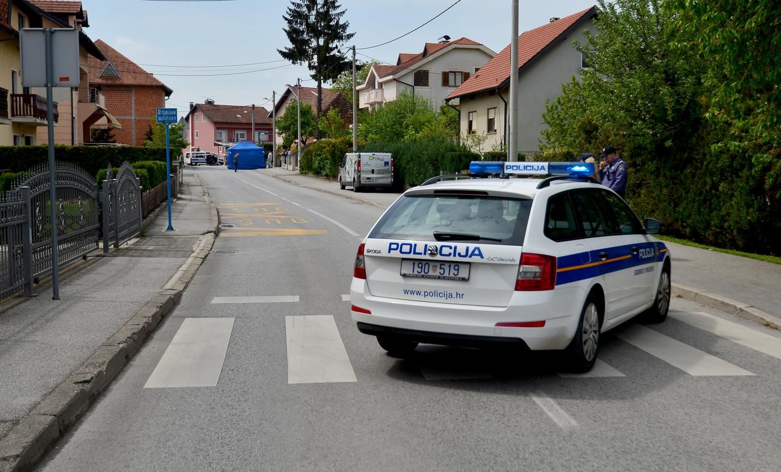 03.05.2015.,Zagreb -  Policija postavila sator na mjestu ubojstva umirovljenog casnika HVO-a Zeljka Zuljevica Klice u zagrebackim Sesvetama te obavlja ocevid.
Photo: Marko Prpic/PIXSELL