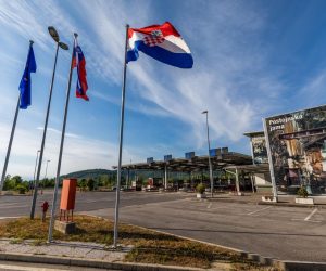 22.05.2020.. Plovanija - Strani drzavljani ulaze u Hrvatsku na granicnom prijelazu Kastel.
Photo: Srecko Niketic/PIXSELL