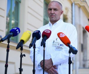 25.09.2021., Zagreb - Ispred KBC Sestre milosrdnice medijima se obratio ravnatelj Davor Vagic vezano uz dravstveno stanje oca koji je nocas ubio svoje troje djece te se pokusao otrovati.

Photo: Bruno Fantulin/PIXSELL