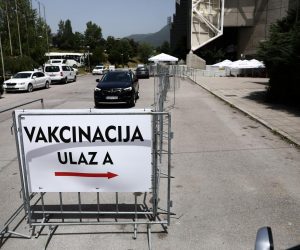 24.06.2021., Sarajevo, Bosna i Hercegovina - Ispred sarajevske Zetre danima nema redove za cjepljenje iz razloga sto nema cjepiva. Docjepljivanje se trenutno vrsi samo za onkoloske pacijente dok ce ostali morati pricekati na nove doze cjepiva.
Photo: Armin Durgut/PIXSELL