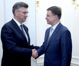 Zagreb: Plenković primio Valdisa Dombrovskisa, potpredsjednika Europske komisije  29.10.2018., Zagreb -  Predsjednik Vlade Andrej Plenkovic primio je u Banskim dvorima Valdisa Dombrovskisa, potpredsjednika Europske komisije nadleznog za euro i socijalni dijalog, takodjer zaduzenog za financijsku stabilnost, financijske usluge i uniju trzista kapitala.  
Photo: Patrik Macek/PIXSELL