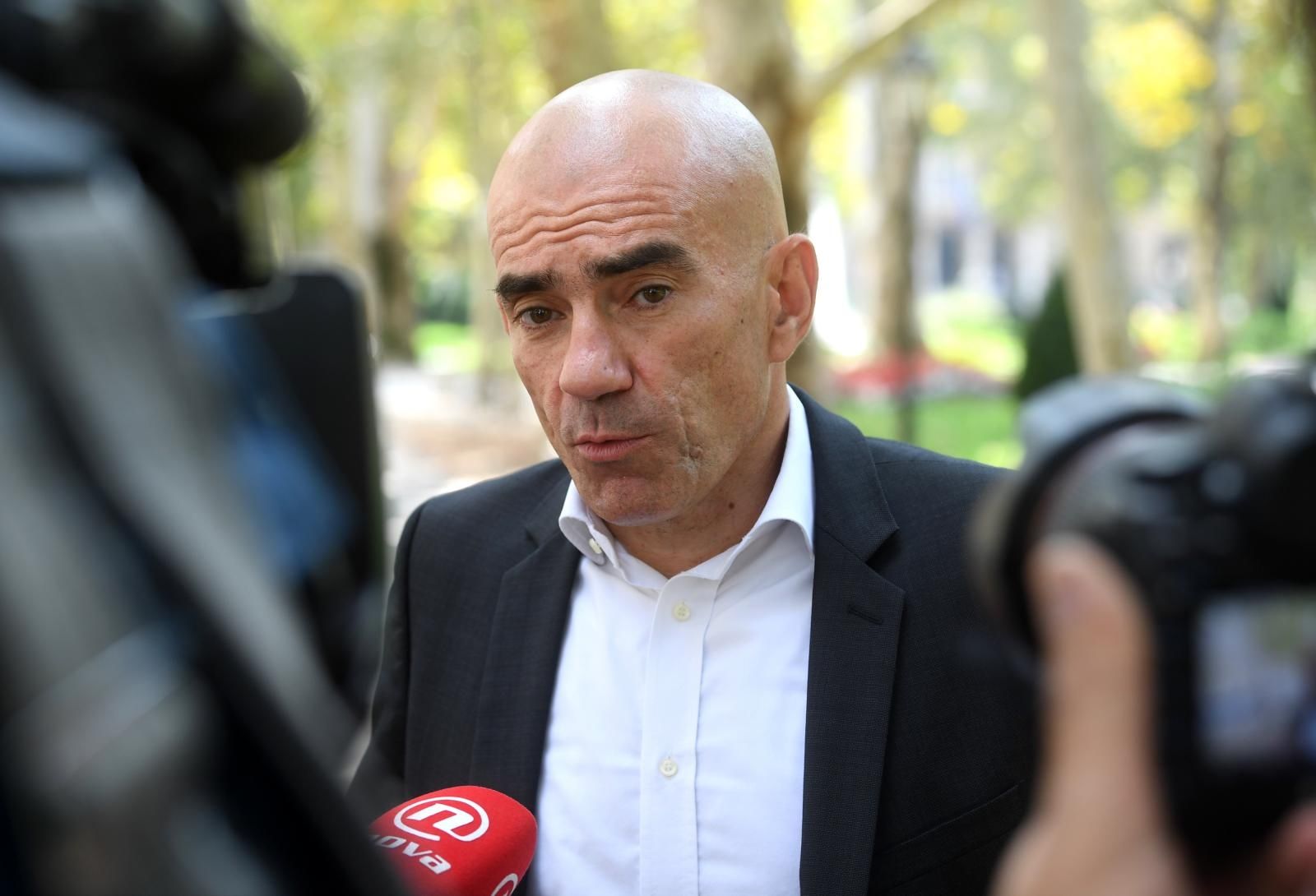 Zagreb: Stjepan Prnjat oslobođen optužbi za pranje novca zbog nedostatka dokaza 05.09.2018., Zagreb - Stjepan Prnjat nepravomocno je na Zupanijskom sudu oslobodjen optuzbi za pranje novca zbog nedostatka dokaza. Oslobodjeni su i njegova majka Lucija, sestre Blanka i Suzana Prnjat te Andjelka Vukojevic. Nije se pojavio na izricanju presude te je ostao u zatvoru u Rijeci. Odvjetnik Ljubo Pavasovic Viskovic. 

Photo: Marko Lukunic/PIXSELL