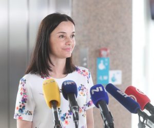 25.08.2021.Zagreb -   Ministrica poljoprivrede Marija Vuckovic daje izjavu za medije prije pocetka sastanka zzeg kabineta Vlade RH u NSK na temu masovnog povlacenja proizvoda iz trgovina te o povecanju cijena hrane..Photo:Zeljko Lukunic/PIXSELL