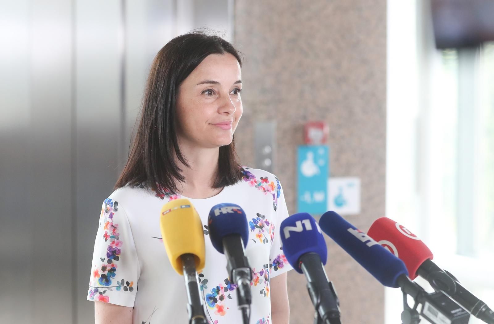 25.08.2021.Zagreb -   Ministrica poljoprivrede Marija Vuckovic daje izjavu za medije prije pocetka sastanka zzeg kabineta Vlade RH u NSK na temu masovnog povlacenja proizvoda iz trgovina te o povecanju cijena hrane..Photo:Zeljko Lukunic/PIXSELL