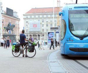 27.08.2021., Zagreb - Trg bana Josipa Jelacica. Vrijedi nakratko stati i zabiljeziti lijepi kadar glavnog gradskog trga. Ovaj biciklist sa mnostvo opreme i torbi na svojem proputovanju odlucio je nakratko stati i mobitelom snimiti ljepote Trga bana Josipa Jelacica. Photo: Sanjin Strukic/PIXSELL
