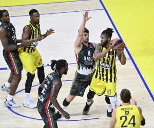 Devin Booker 31 of Fenerbahce Beko Istanbul and Mario Hezonja 11 of Unics Kazan during the Turkish Airlines Euroleague regular season basketball match between Fenerbahce Beko Istanbul and Unics Kazan at Ulker Arena in Istanbul , Turkey on October 14, 2021. PUBLICATIONxNOTxINxTUR www.seskimphoto.com