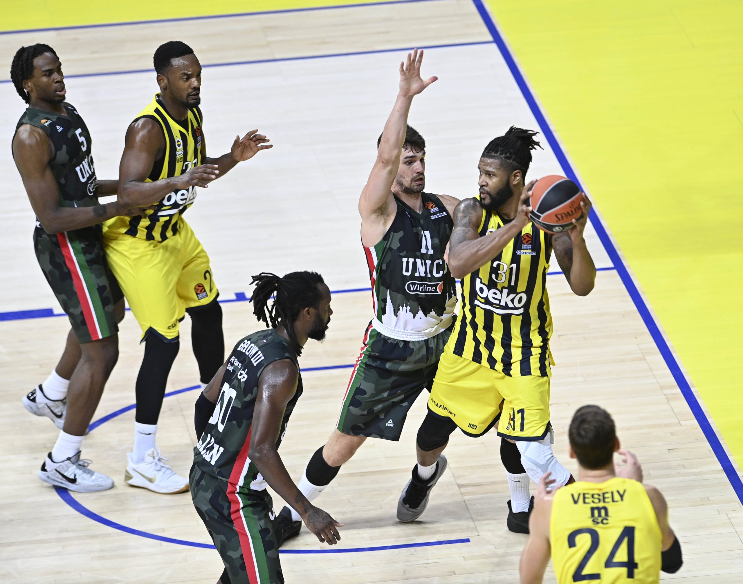 Devin Booker 31 of Fenerbahce Beko Istanbul and Mario Hezonja 11 of Unics Kazan during the Turkish Airlines Euroleague regular season basketball match between Fenerbahce Beko Istanbul and Unics Kazan at Ulker Arena in Istanbul , Turkey on October 14, 2021. PUBLICATIONxNOTxINxTUR www.seskimphoto.com