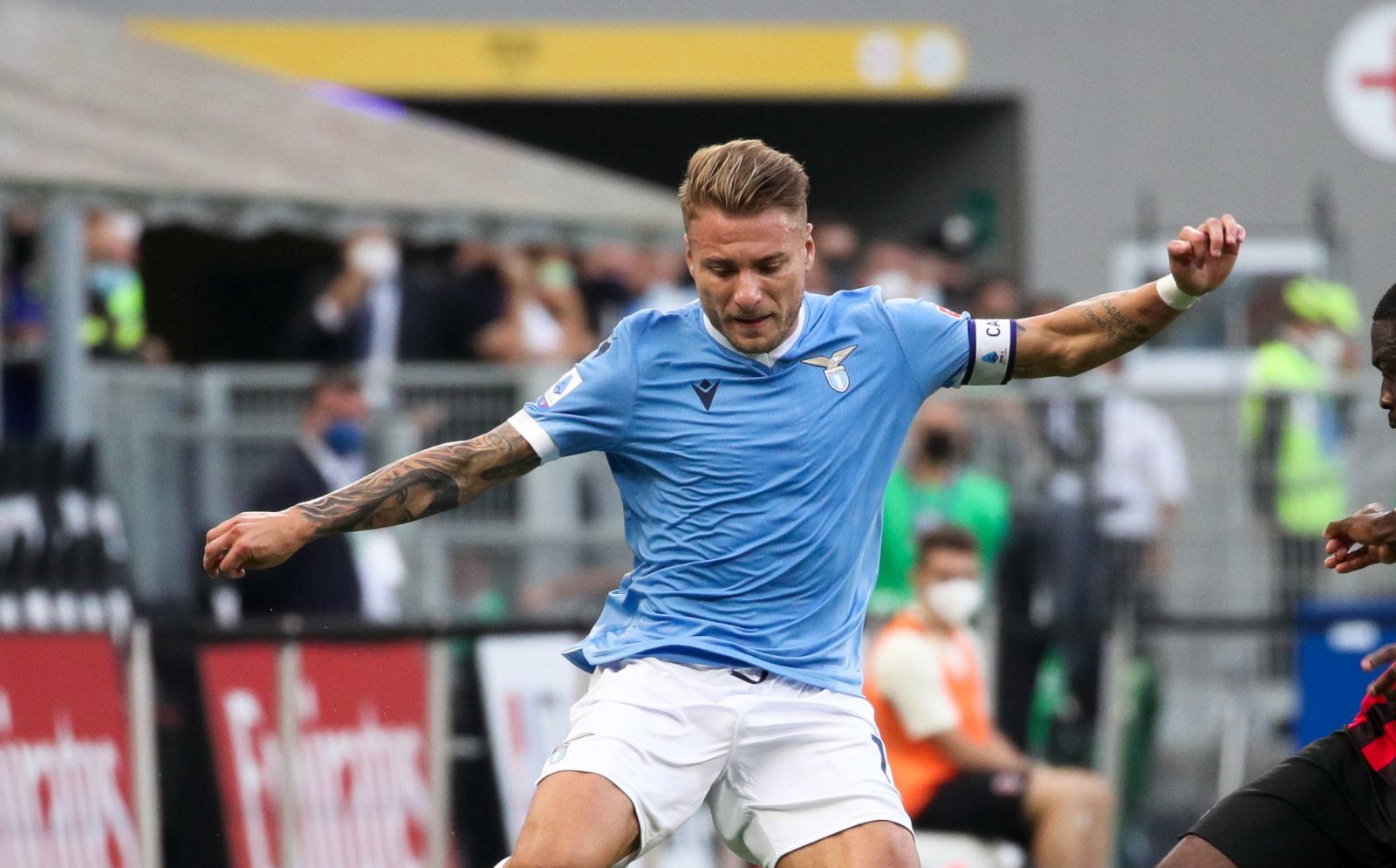 epa09463990 Lazio's forward Ciro Immobile (L) and AC Milan's defender Fikayo Tomori in action during the Italian Serie A soccer match AC Milan vs SS Lazio at the Giuseppe Meazza Stadium in Milan, Italy, 12 September 2021.  EPA/ROBERTO BREGANI