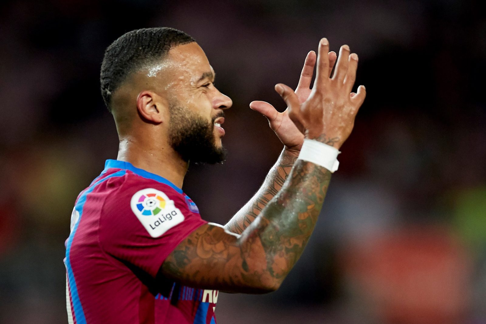 epa09478440 Barcelona's striker Memphis Depay reacts  during the Spanish LaLiga soccer match between FC Barcelona and Granada CF held at Camp Nou stadium, in Barcelona, Spain, 20 September 2021.  EPA/Alejandro Garcia