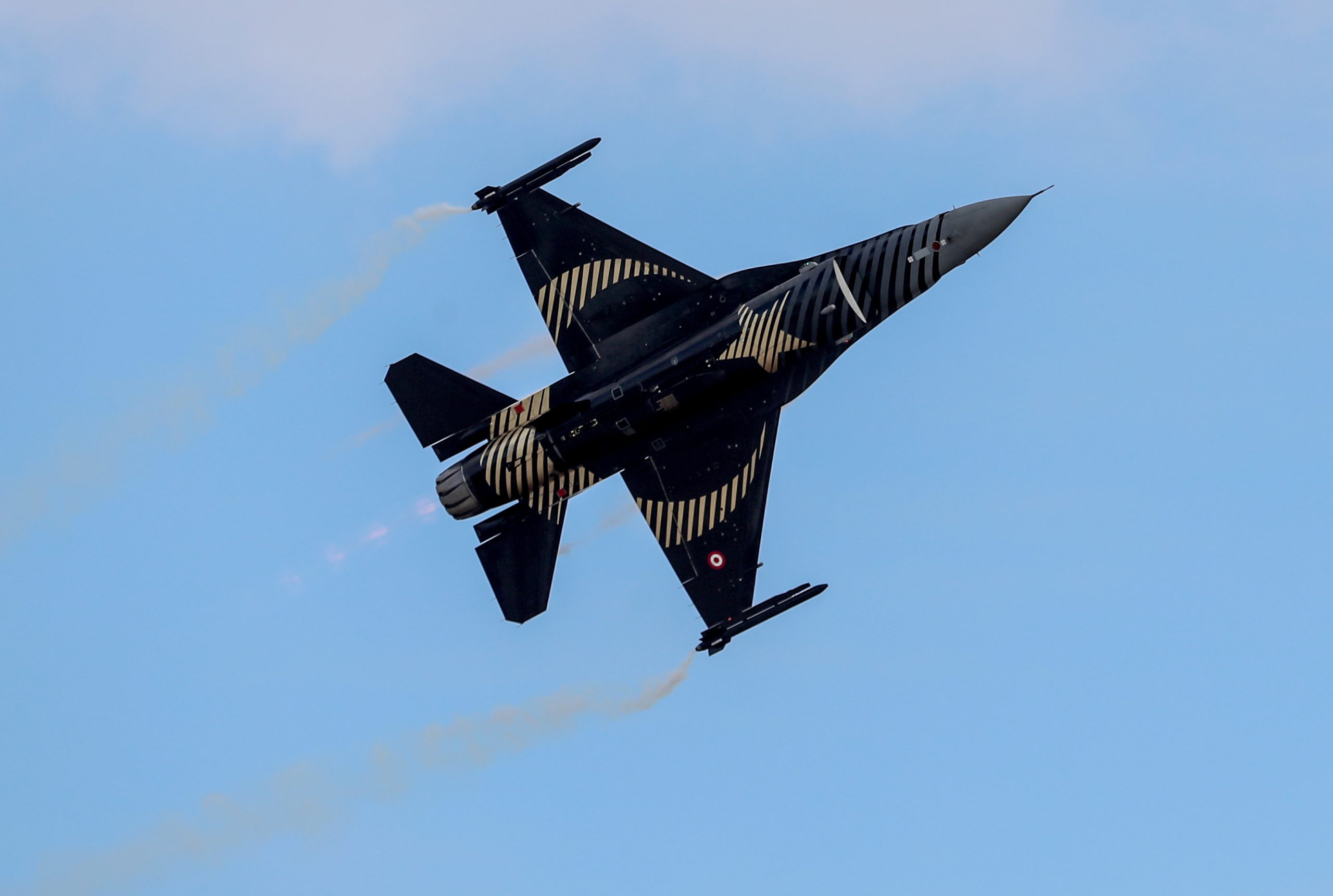 epa09479623 A Turkish military pilot of SOLOTURK performs an acrobatic flight with F-16 C Block-40 aircraft during the Teknofest festival at Istanbul Ataturk airport in Istanbul, Turkey, 21 September 2021. The Teknofest aviation, space and technology events will take place at the Ataturk airport between 21-26 September.  EPA/SEDAT SUNA